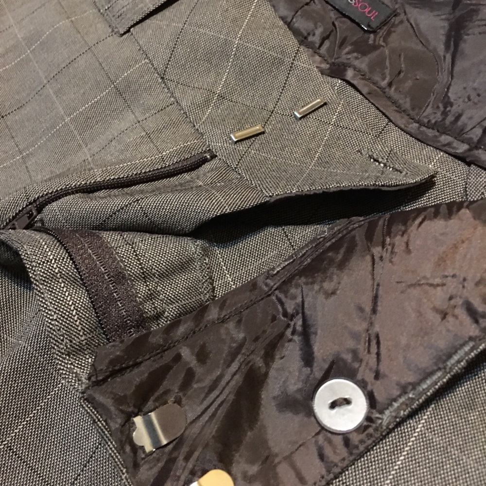 DRESSY SHORTS PERFECT FOR WORK - Picture 3 of 5